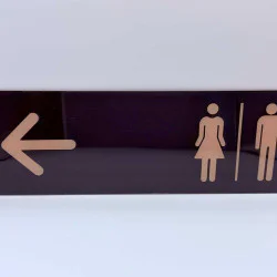 Toilet of kleedkamer aanwijsbord - MAN + VROUW + Pijl LINKS - Zelfklevende plaat (glanzend!) beigekleurige pictogrammen