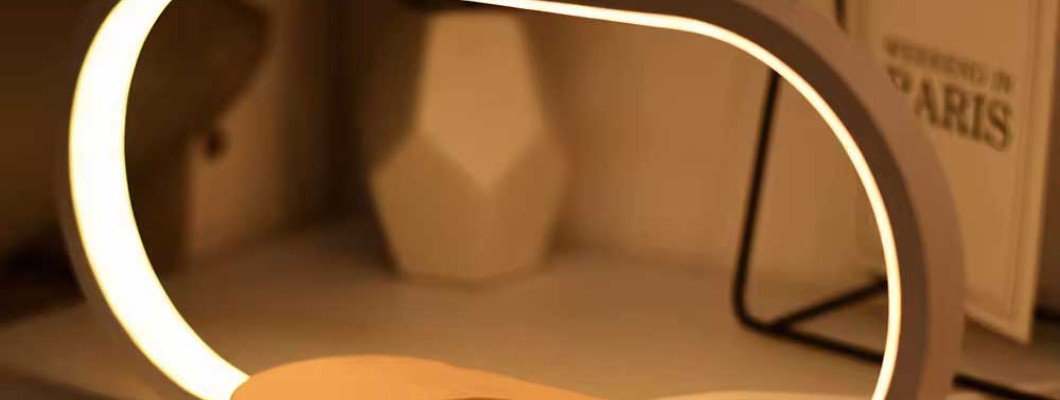 LED Tafellamp of nachtlamp met draadloze smartphone lader